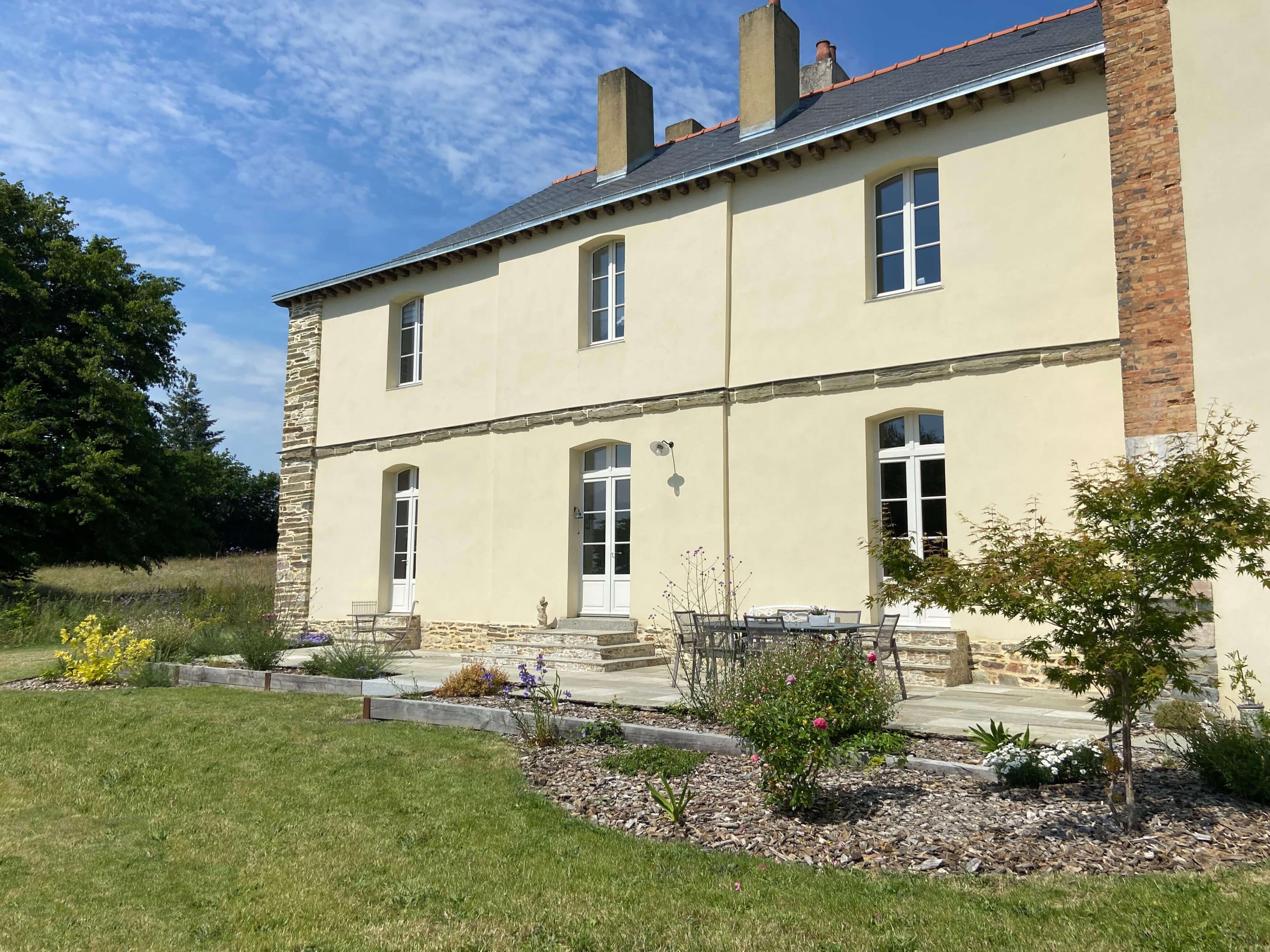 Terrasse en dallage et soutènement en bois