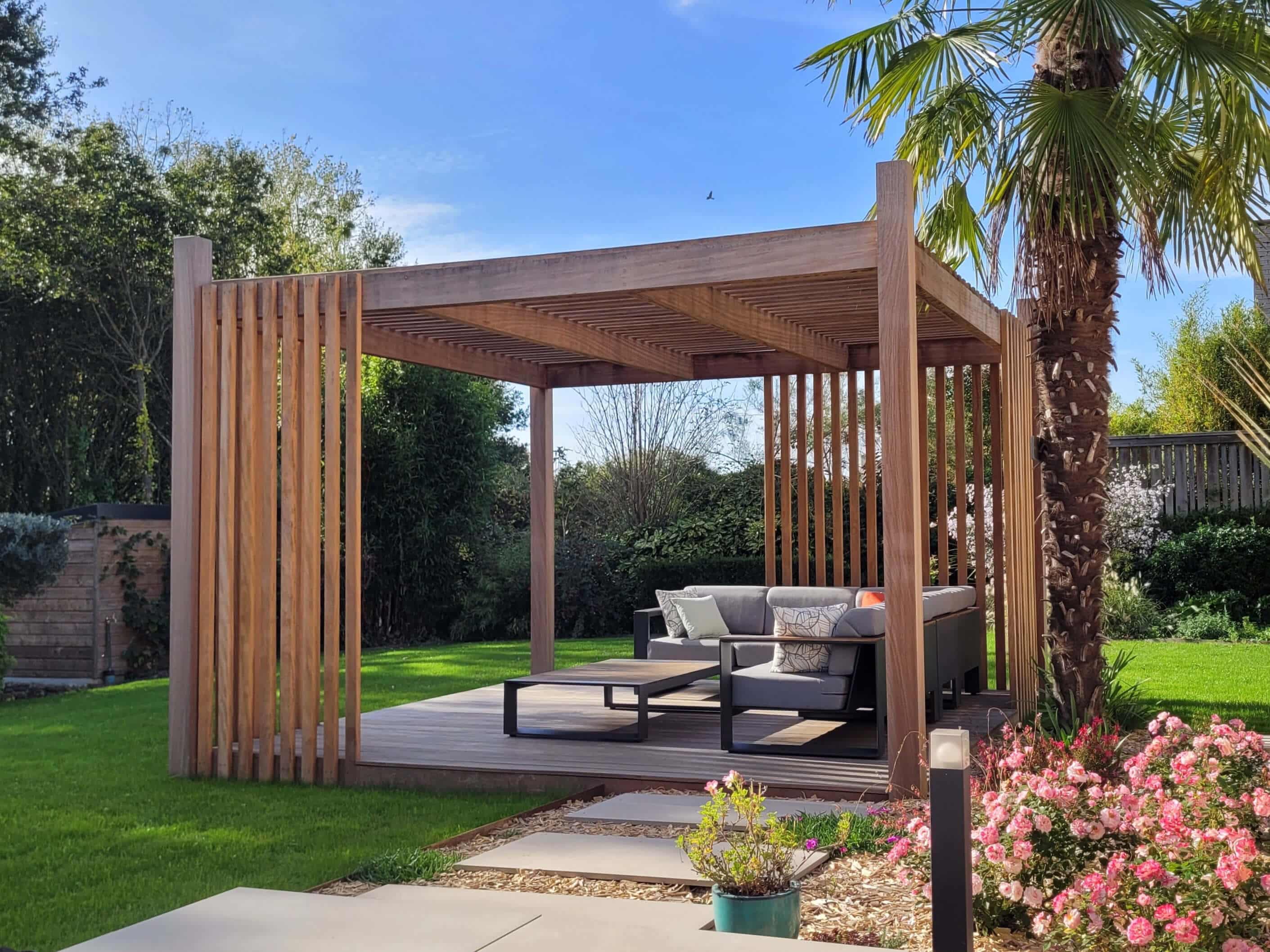 intégration pergola sur terrasse en bois exotique coin salon détente au cœur du jardin
