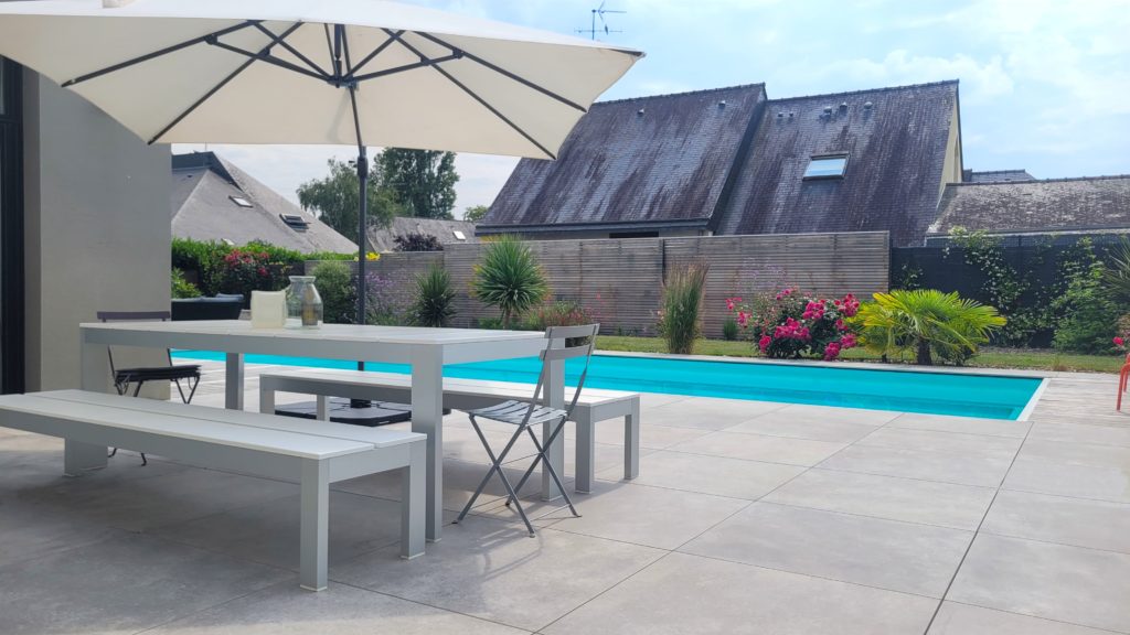 terrasse adaptée à la prise des repas en extérieur sur grandes dalles de grès cérame