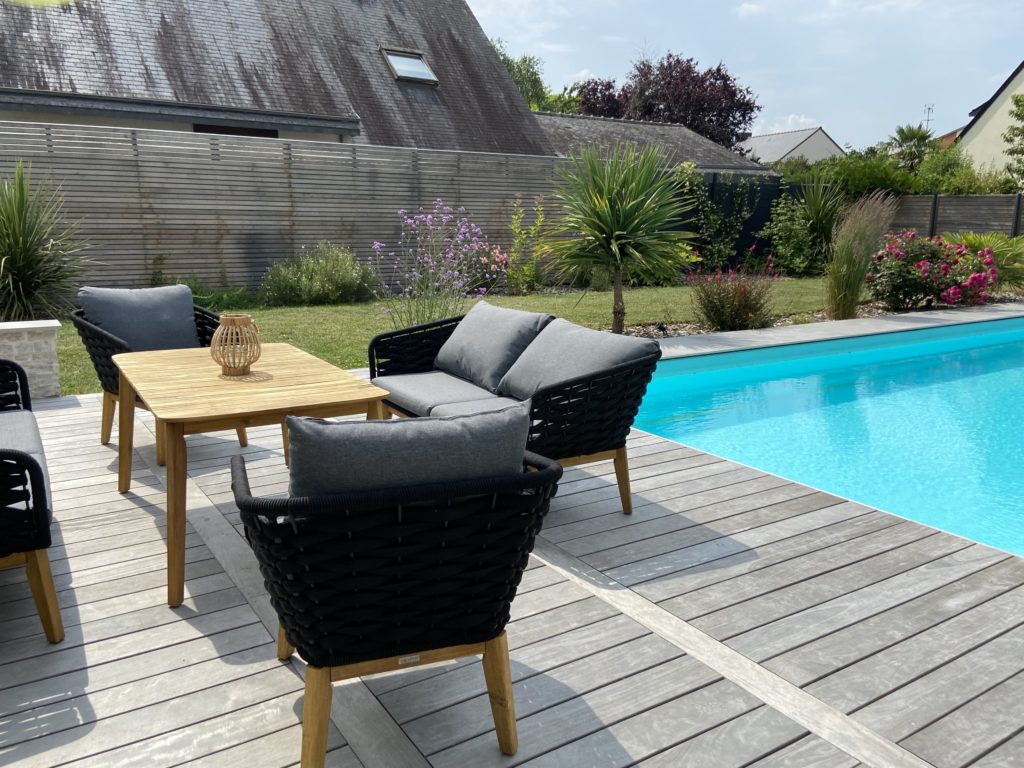 salon d'extérieur sur terrasse bois wedeck en ipé et piscine