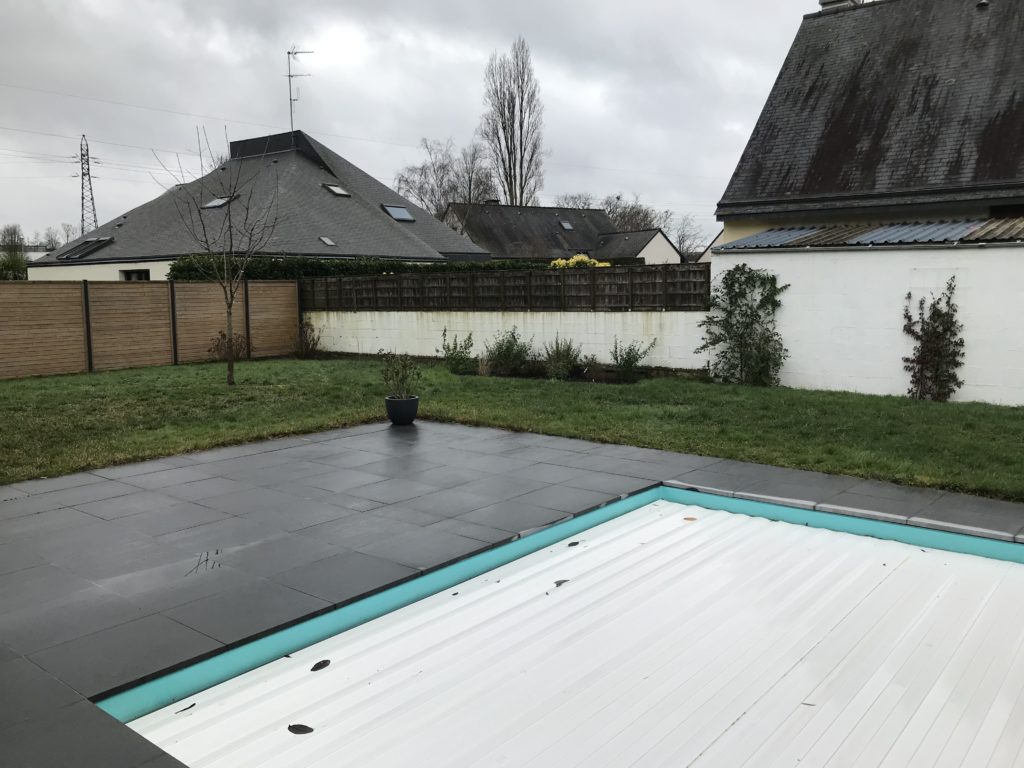 ancienne terrasse et margelle piscine en dalles