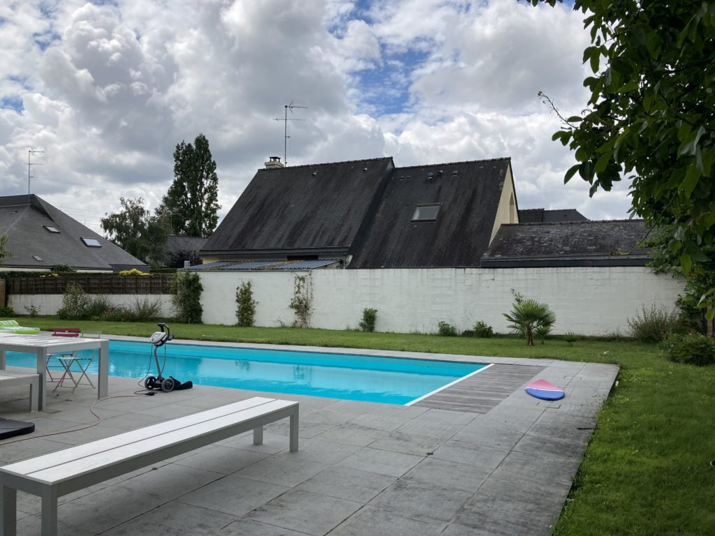 piscine avec volet immergé sou caillebotis en bois exotique