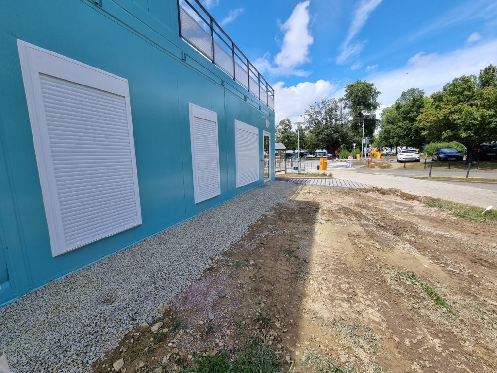 Terrasse en pin traité dans le jardin de la Maison des Femmes
