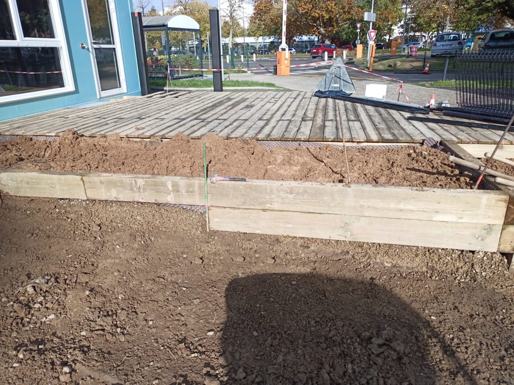 Soutènement en traverses paysagères dans un aménagement extérieur