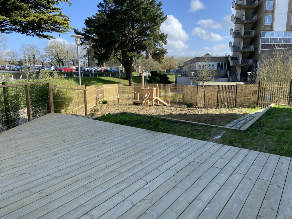 Terrasse en pin traité réalisée par un paysagiste à Rennes