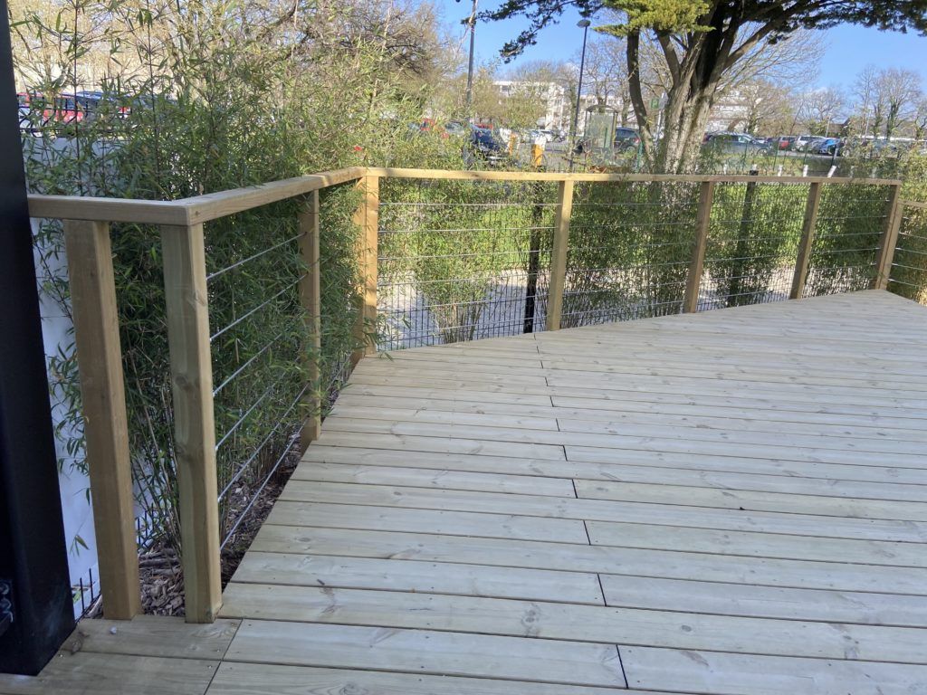 Garde-corps en bois exotique et câble inox autour de la terrasse
