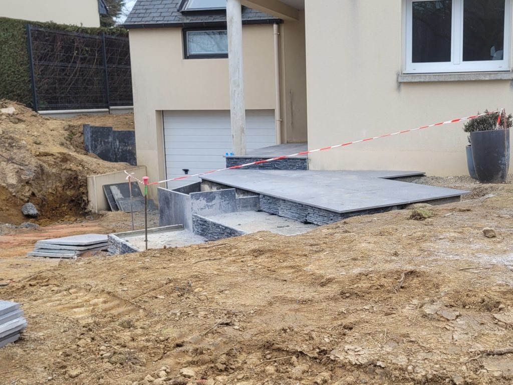 Marches en pierre naturelle avec finitions soignées.