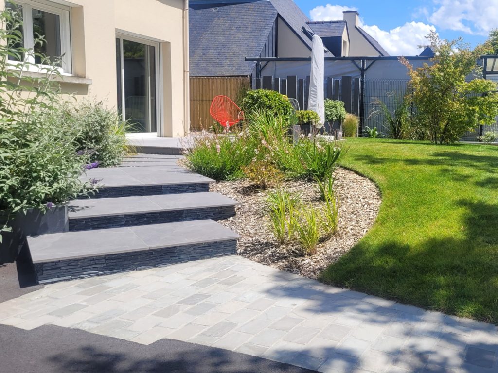 Aménagement extérieur complet d’un pavillon surélevé réalisé par notre bureau d’étude paysager.