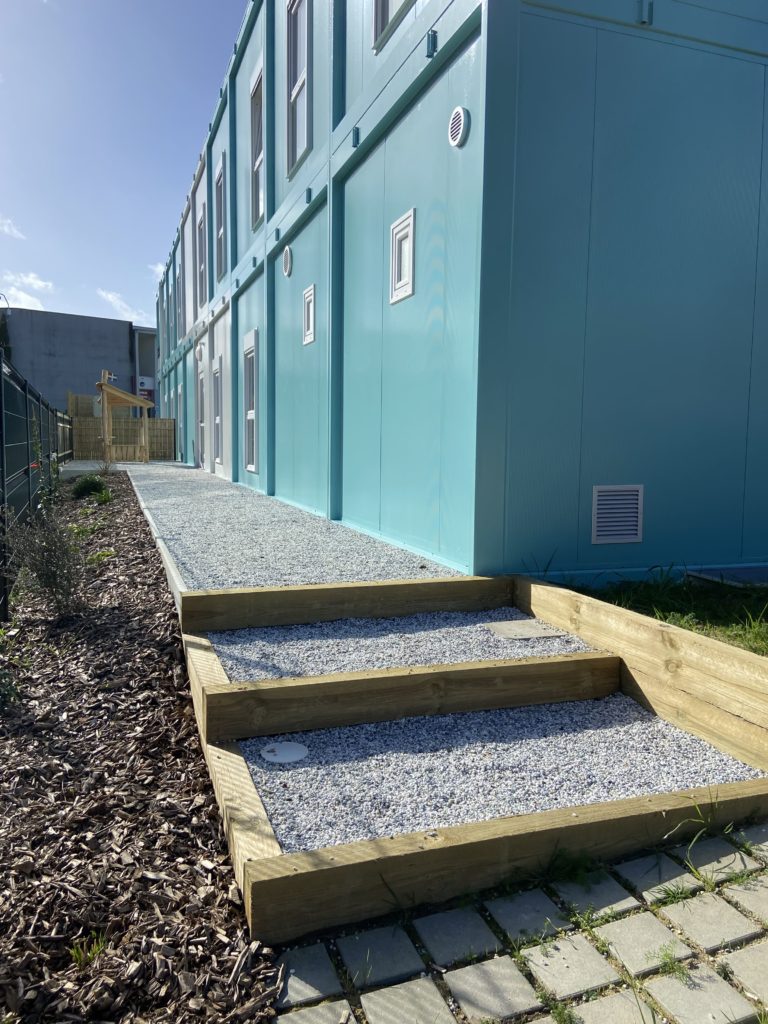 Marche d’accès en bois menant à la terrasse du jardin