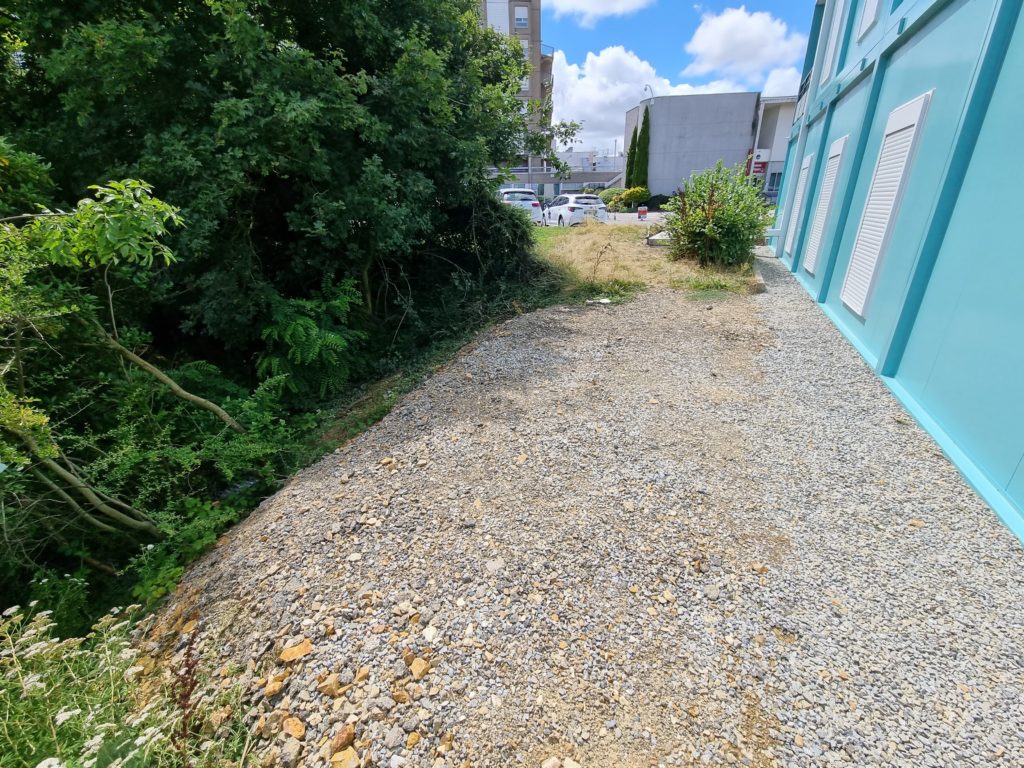 Zone de transition en pavés et gravier dans le jardin