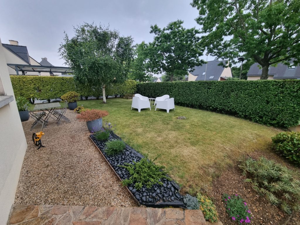 Ancienne terrasse détente à l'avant de la maison.