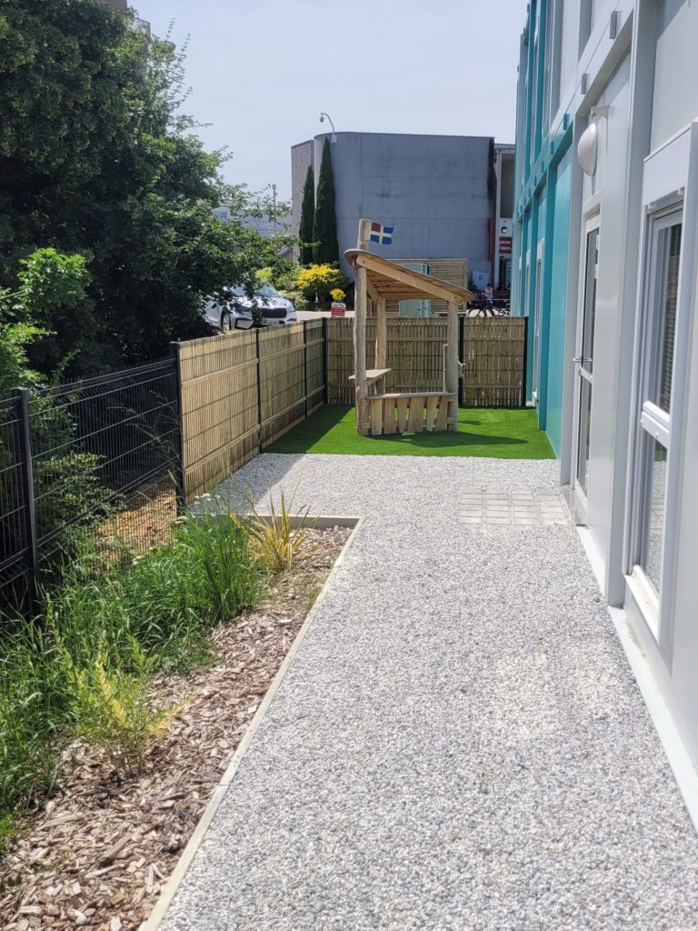 Coursive en nidagravel dans un aménagement paysager à Rennes