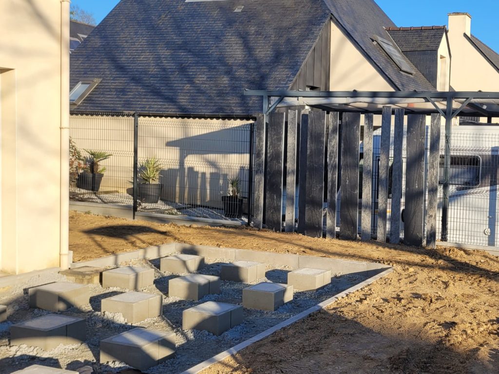 Terrasse posée sur plots béton assurant stabilité et longévité.