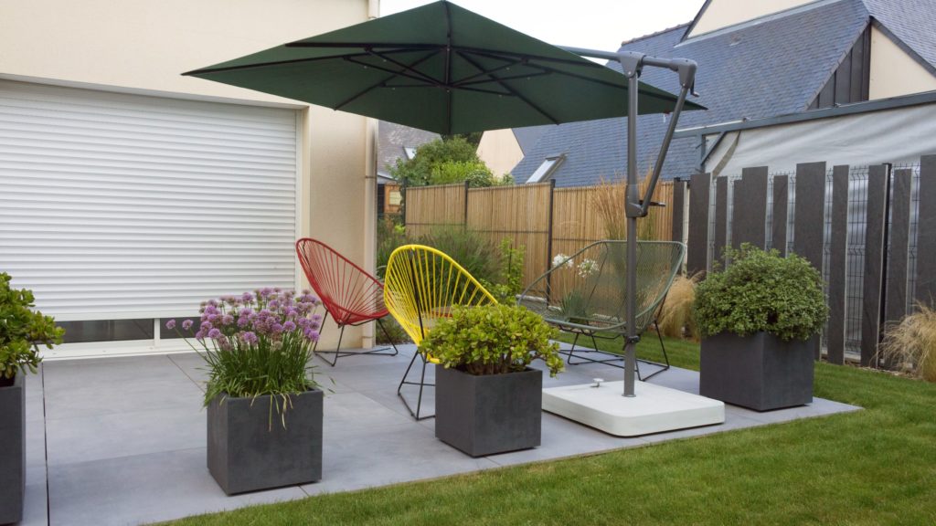 Terrasse avant en grès cérame pour espace détente contemporain.