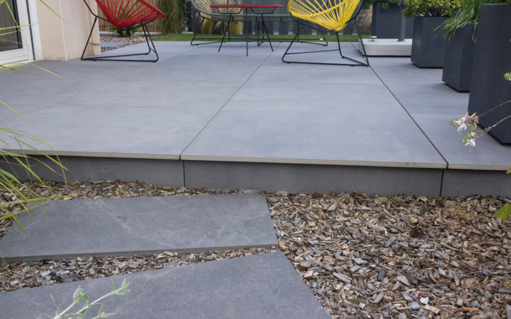 Détail de la rive en grès cérame pour une finition élégante.