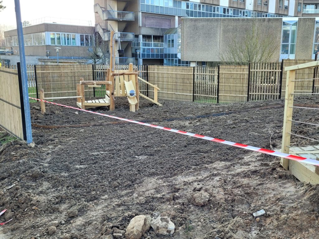 Détail du garde-corps bois et inox sur terrasse paysagère