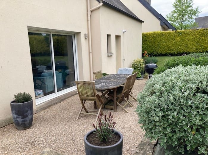 Seuil de porte-fenêtre habillé en grès cérame pour une continuité visuelle.