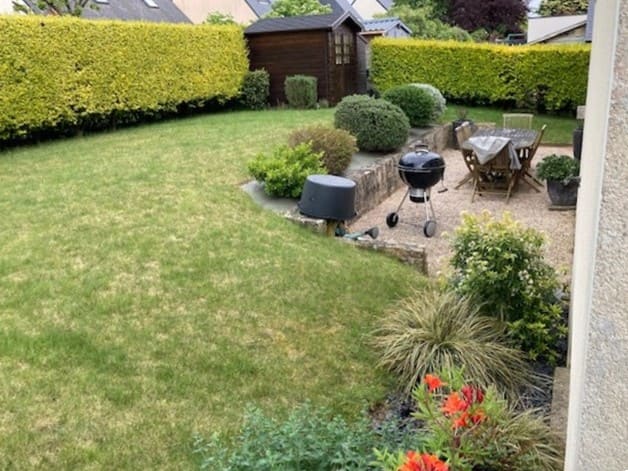 Ancienne terrasse en gravillons et soutènement en pierres.
