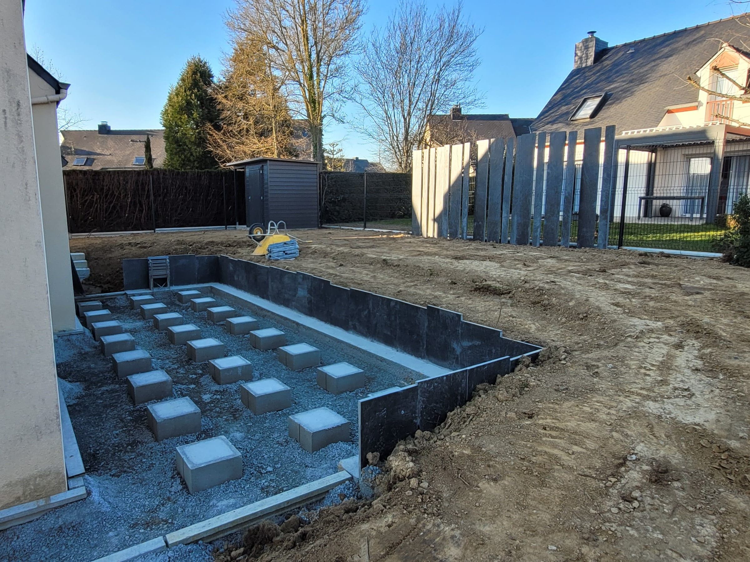 Plots béton pour pose d'une terrasse grès cérame.