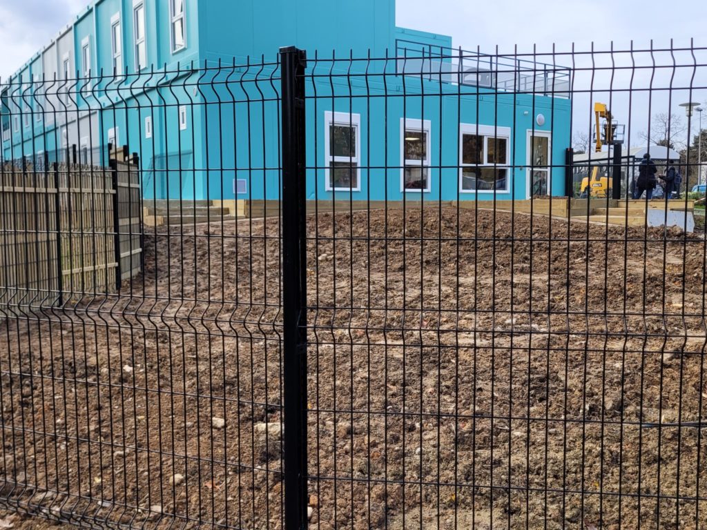 Clôture jardin moderne avec occultation bois naturelle