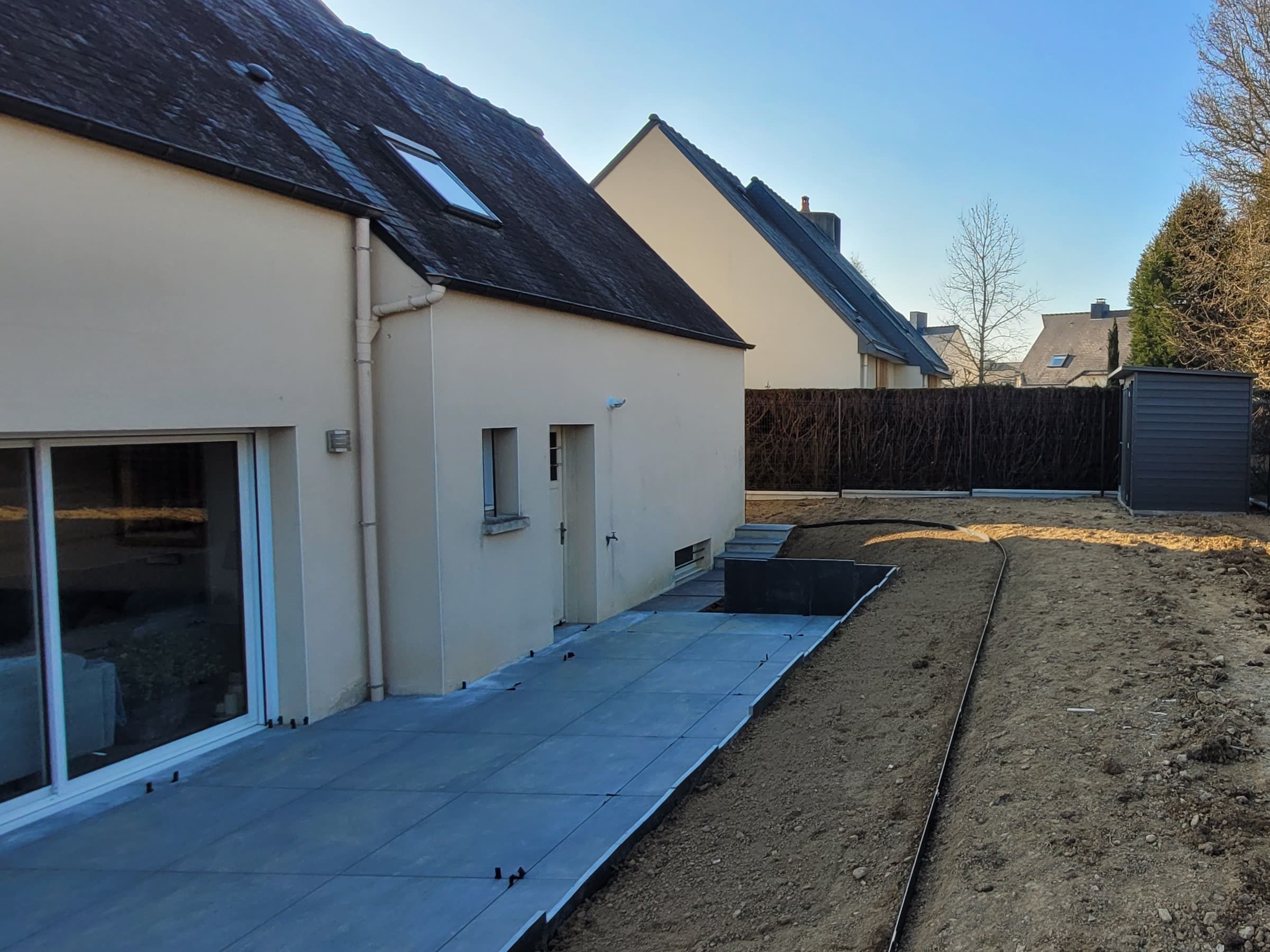 Unité visuelle des matériaux entre terrasses, soutènements et clôtures.