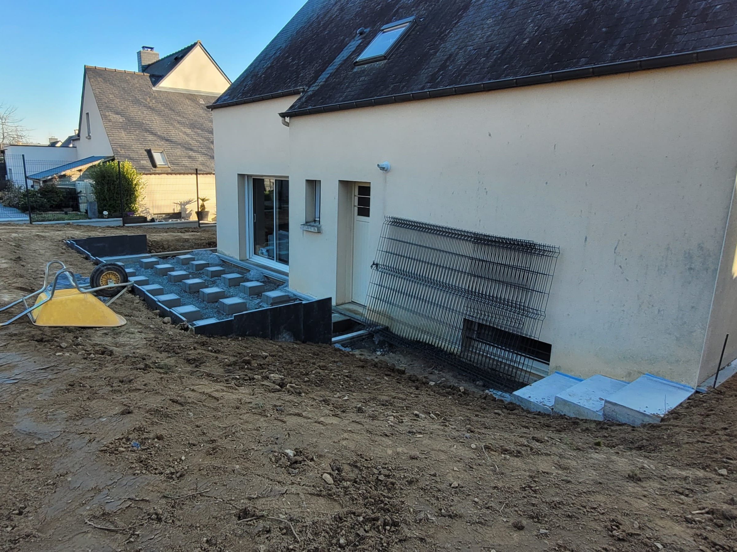 Seuil de porte-fenêtre habillé en grès cérame pour une continuité visuelle.