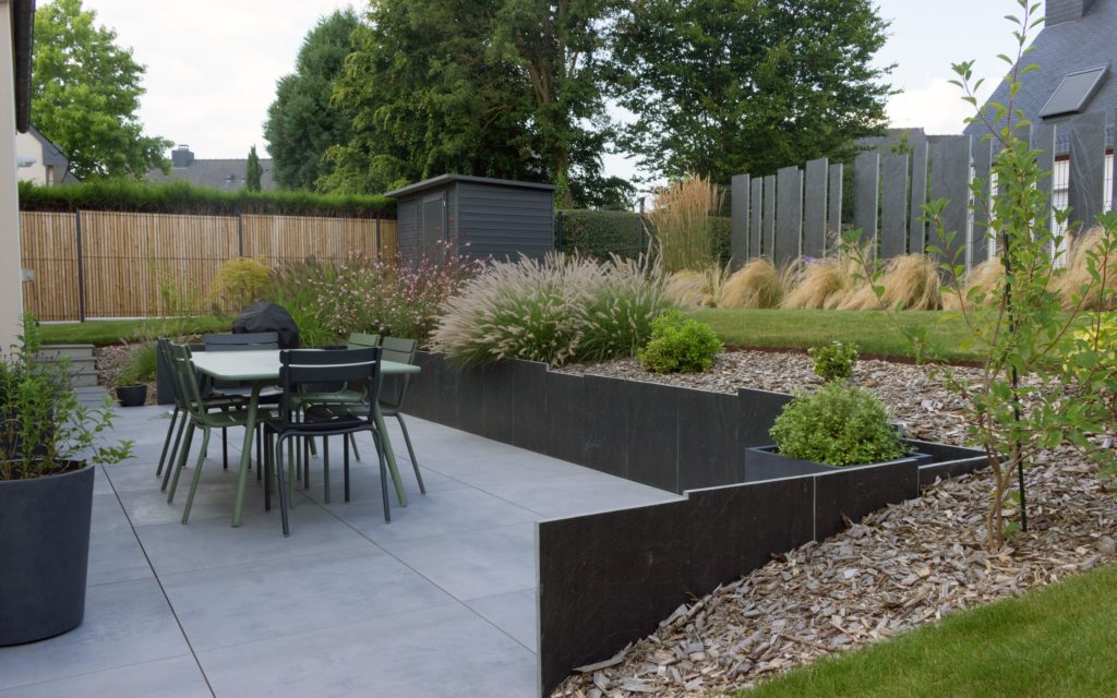 Unité visuelle des matériaux entre terrasses et soutènements.