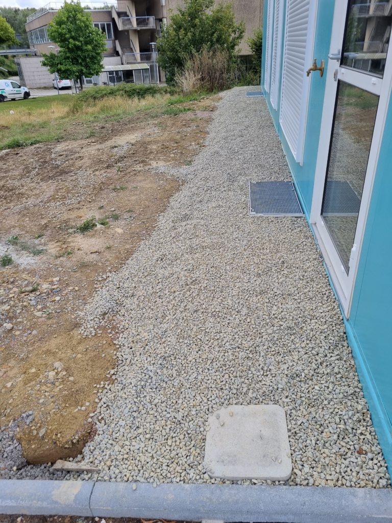 Allée naturelle et douce reliant les espaces extérieurs