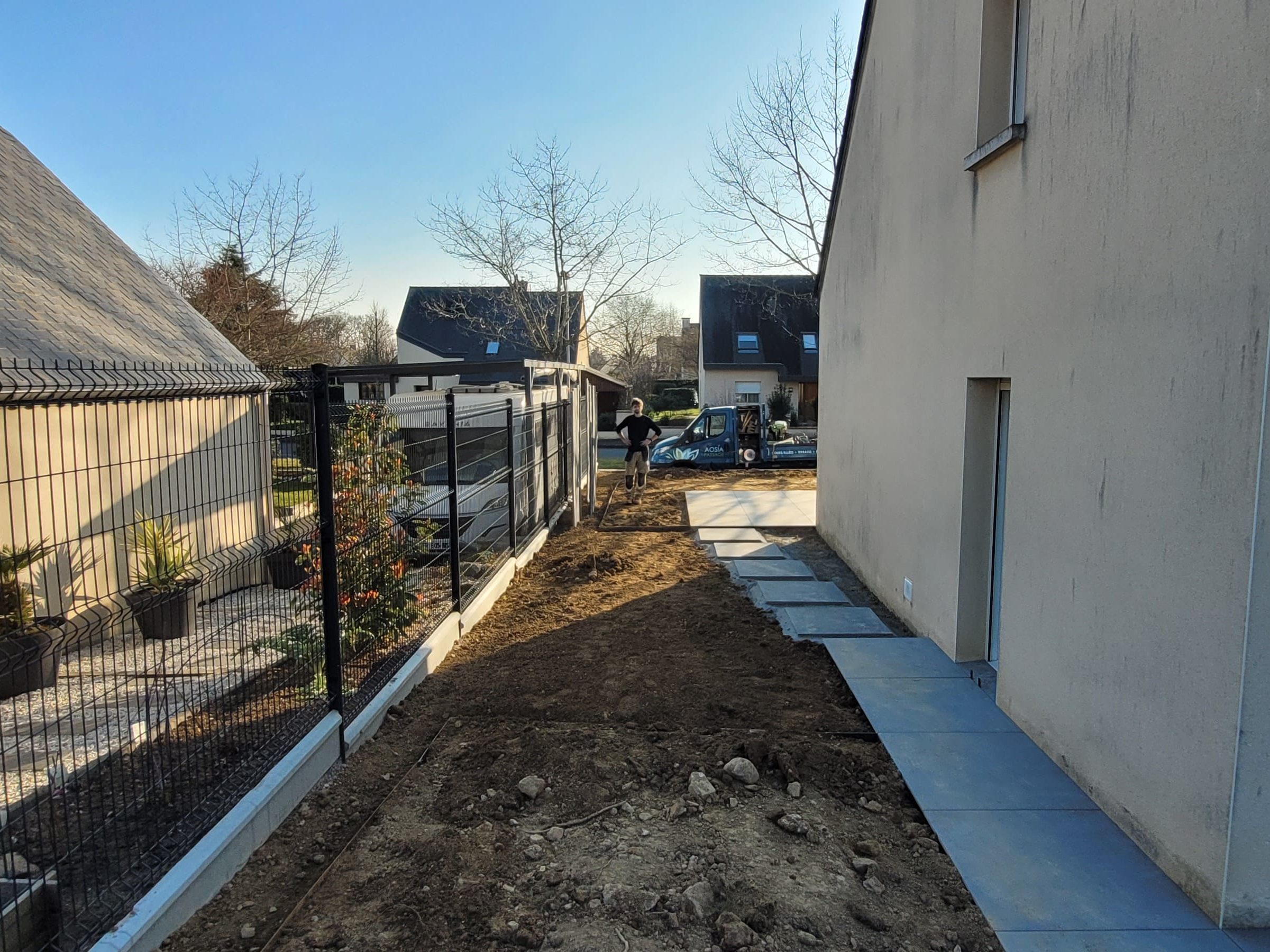 Cheminement en pas japonais grès cérame entre les différents espaces du jardin.