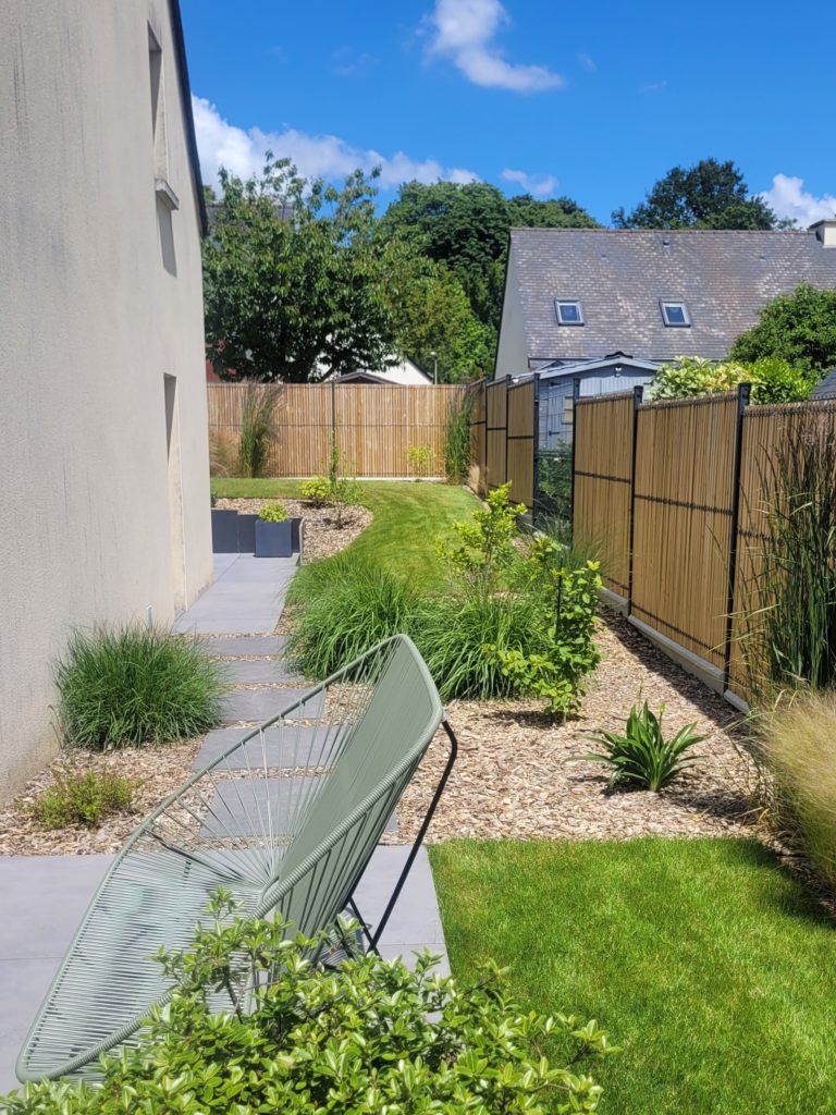 Cheminement paysager naturel entre les différents espaces du jardin.