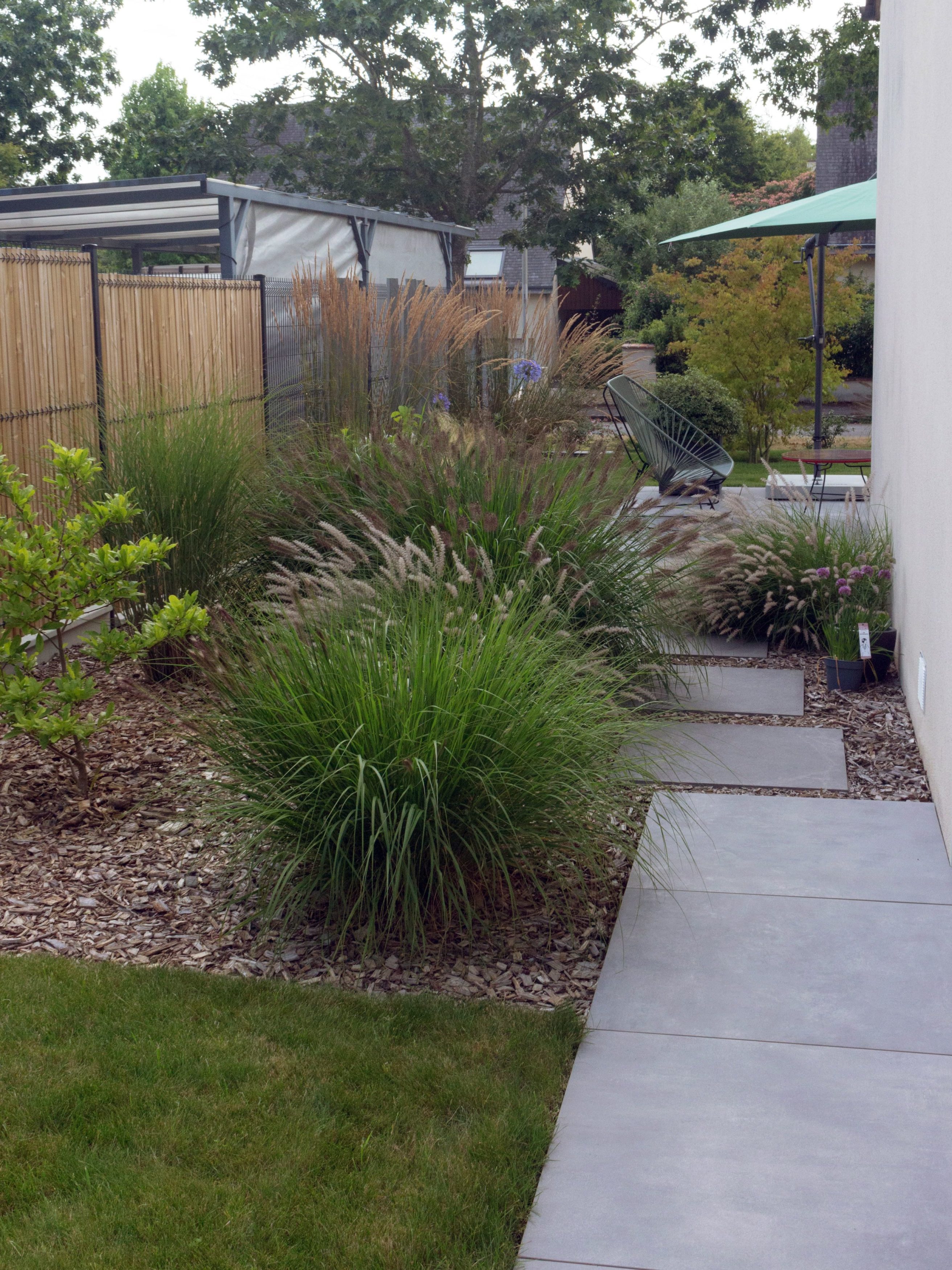 Pas japonais en grès cérame reliant les deux terrasses.
