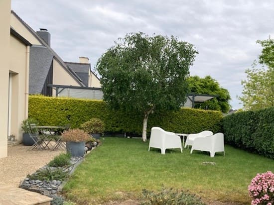 Association de clôtures rigides et d’ardoise pour un rendu design.