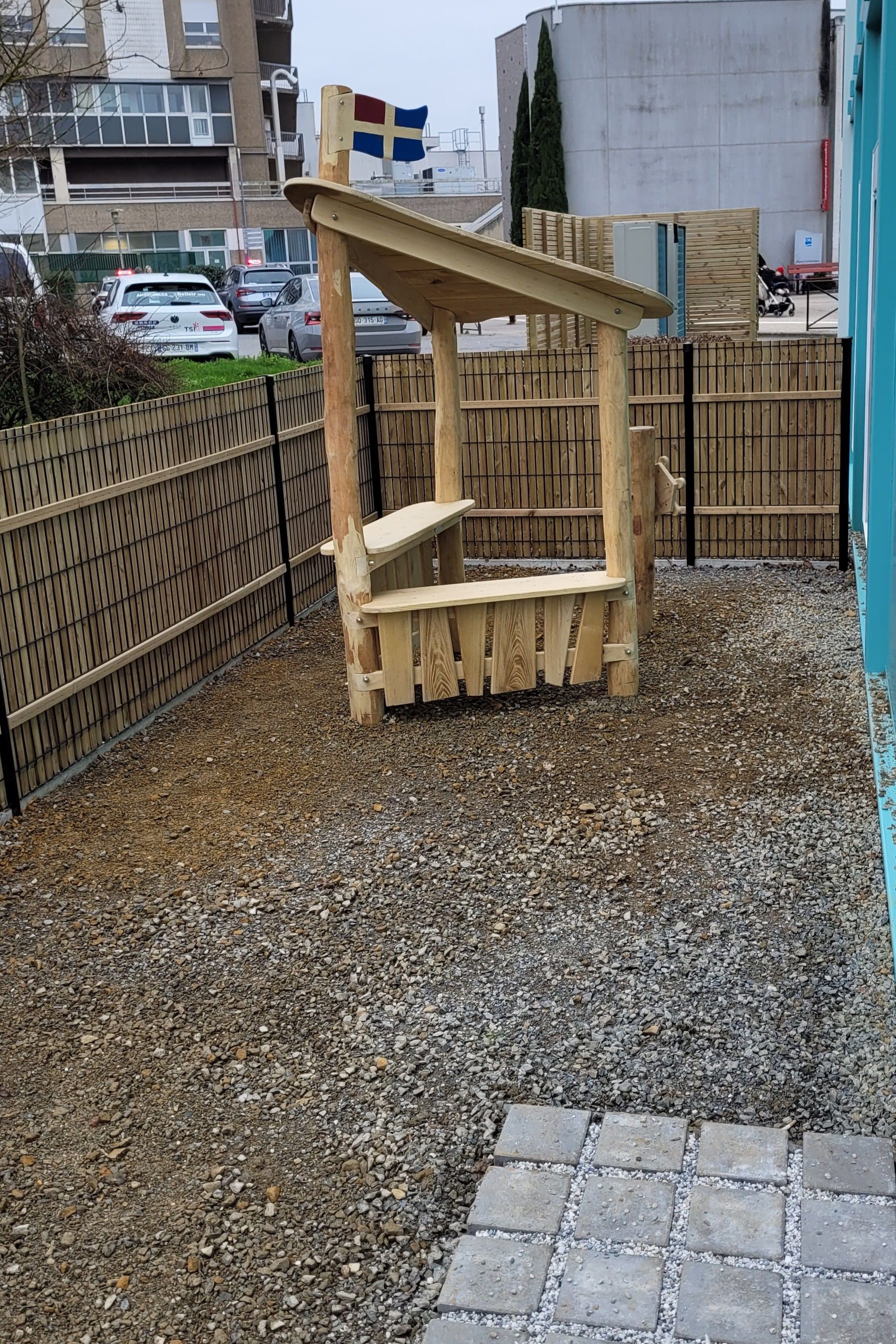 jeu en bois pour enfant installé à la maison des femmes de rennes