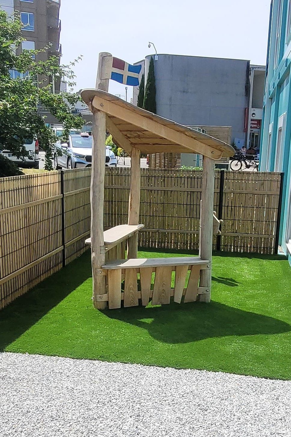 Accès à l’espace de jeux depuis le jardin paysager