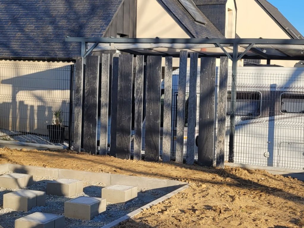 Clôture décorative en ardoise apportant une touche minérale élégante.