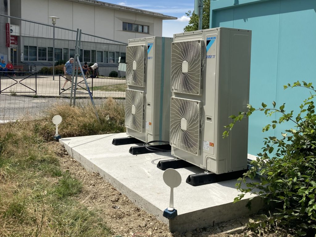 Création d'une palissade bois pour cacher la pompe à chaleur.