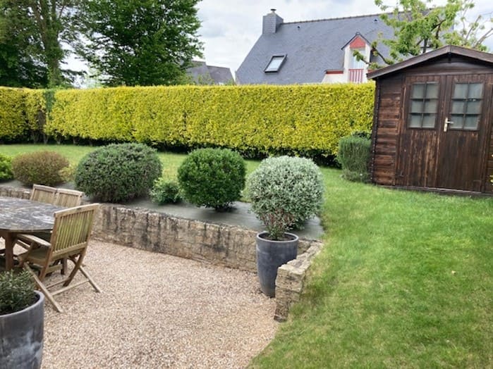 Unité visuelle des matériaux entre terrasses et soutènements.