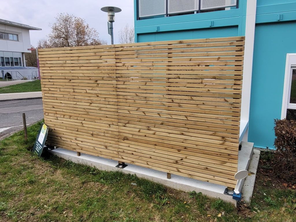 Palissade bois sur mesure pour cacher la pompe à chaleur