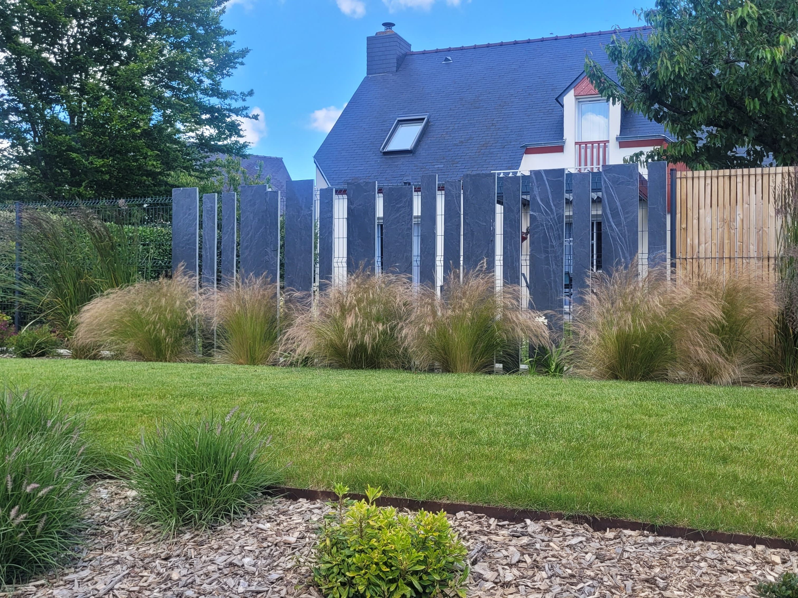 Clôtures en panneaux rigides installées par nos équipes paysagères.