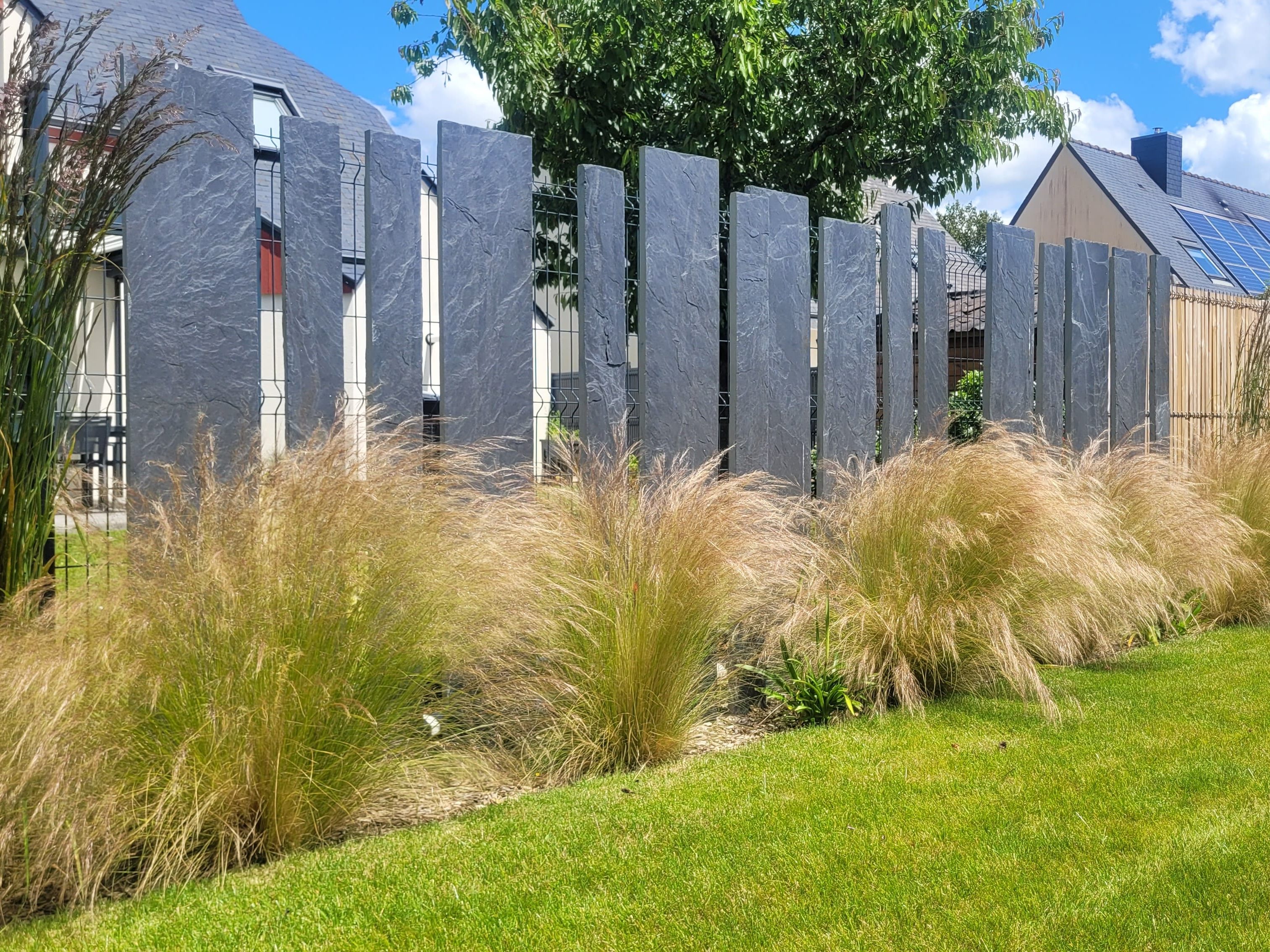 Clôture moderne de jardin intégrée au style du projet.