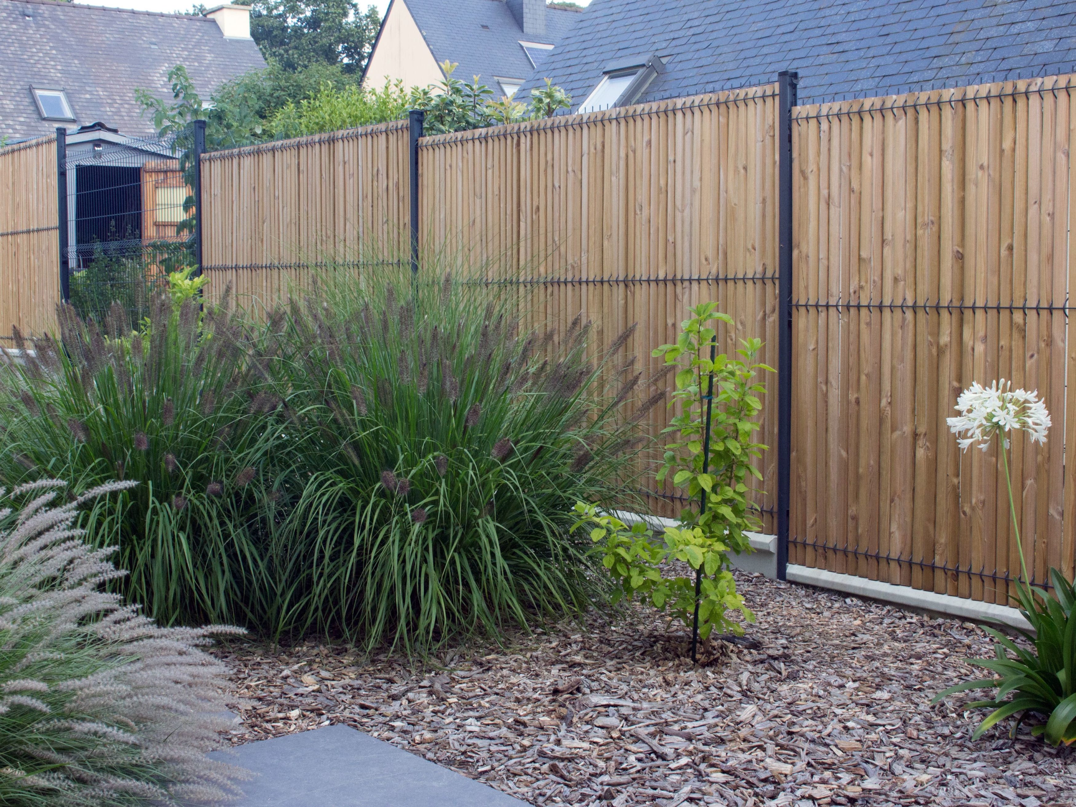 Clôture avec occultation bois alliant intimité et design.