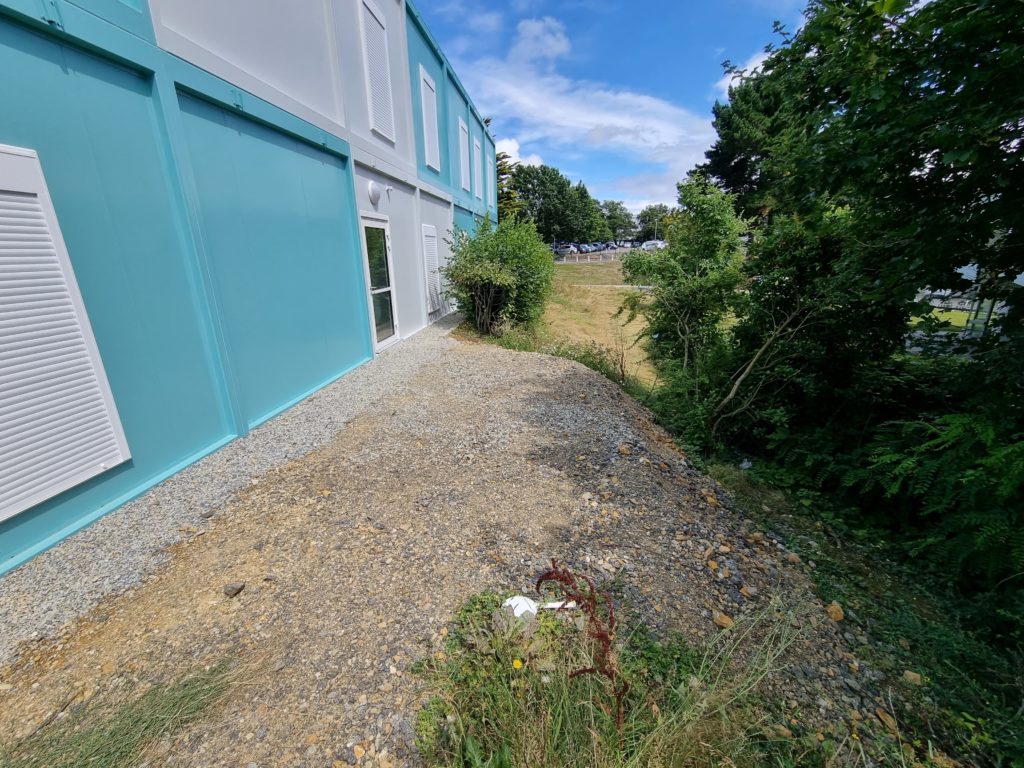 Circulation en matériaux perméables dans un jardin urbain