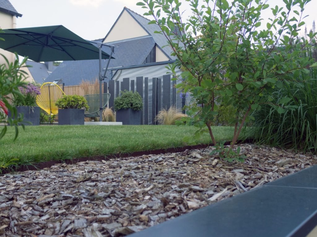 Couvertine en aluminium posée sur le mur de clôture avant.