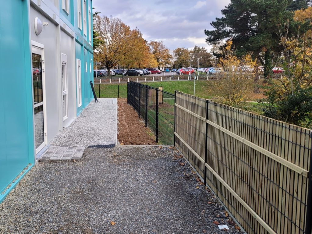 Clôture jardin moderne avec occultation bois naturelle
