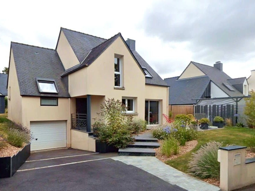 Vue d’ensemble harmonieuse des espaces extérieurs modernisés.