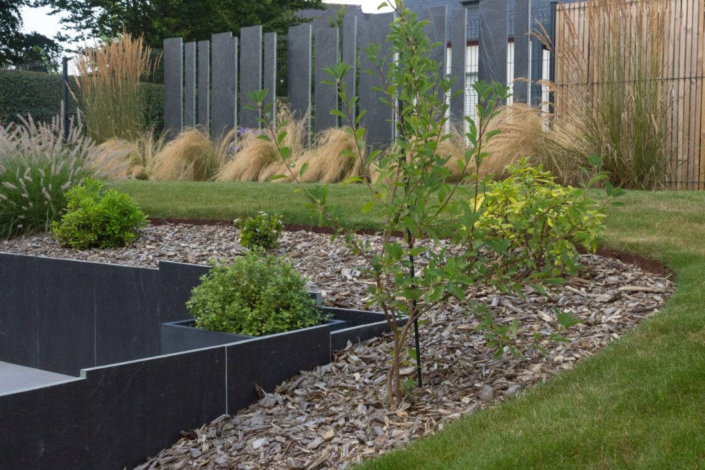 Massifs plantés structurant les abords des terrasses.