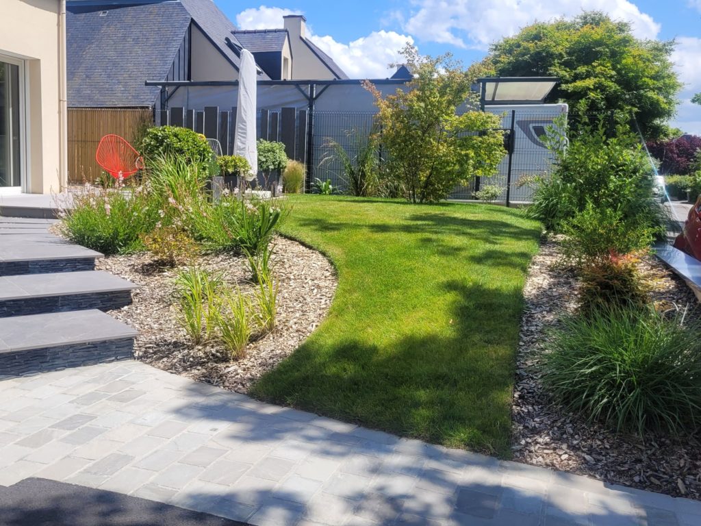 Harmonie entre éléments minéraux et végétaux du jardin.