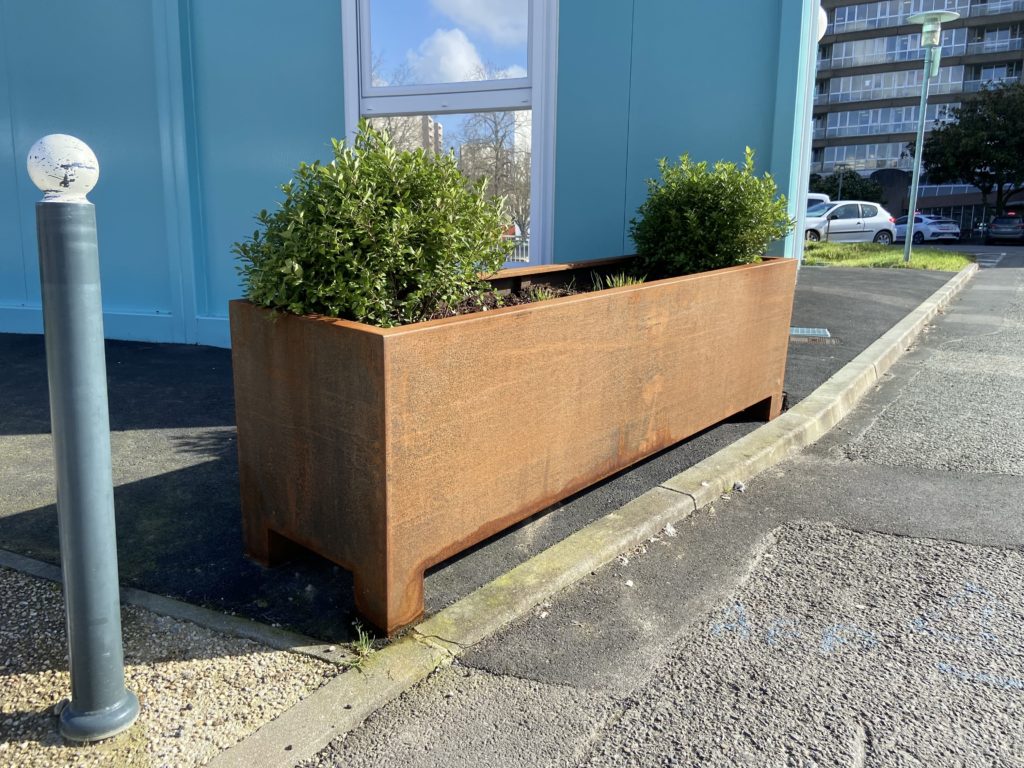 Jardinière corten en bout de bâtiment pour apporter douceur