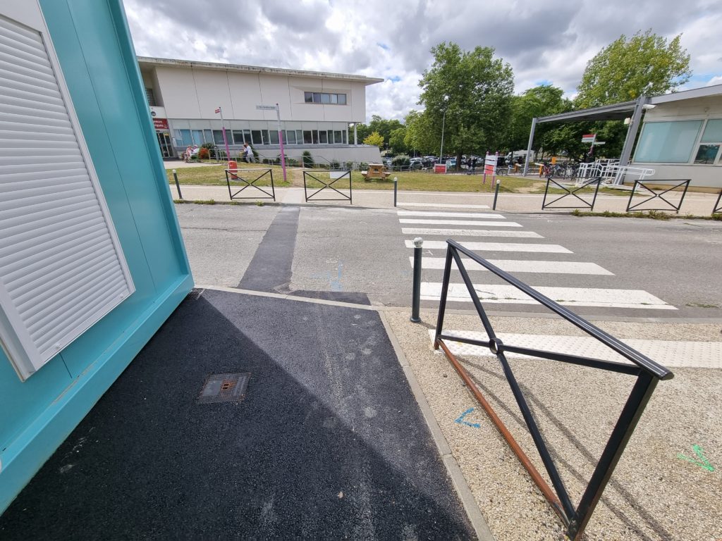 Mobilier et jardinières corten dans l’aménagement extérieur