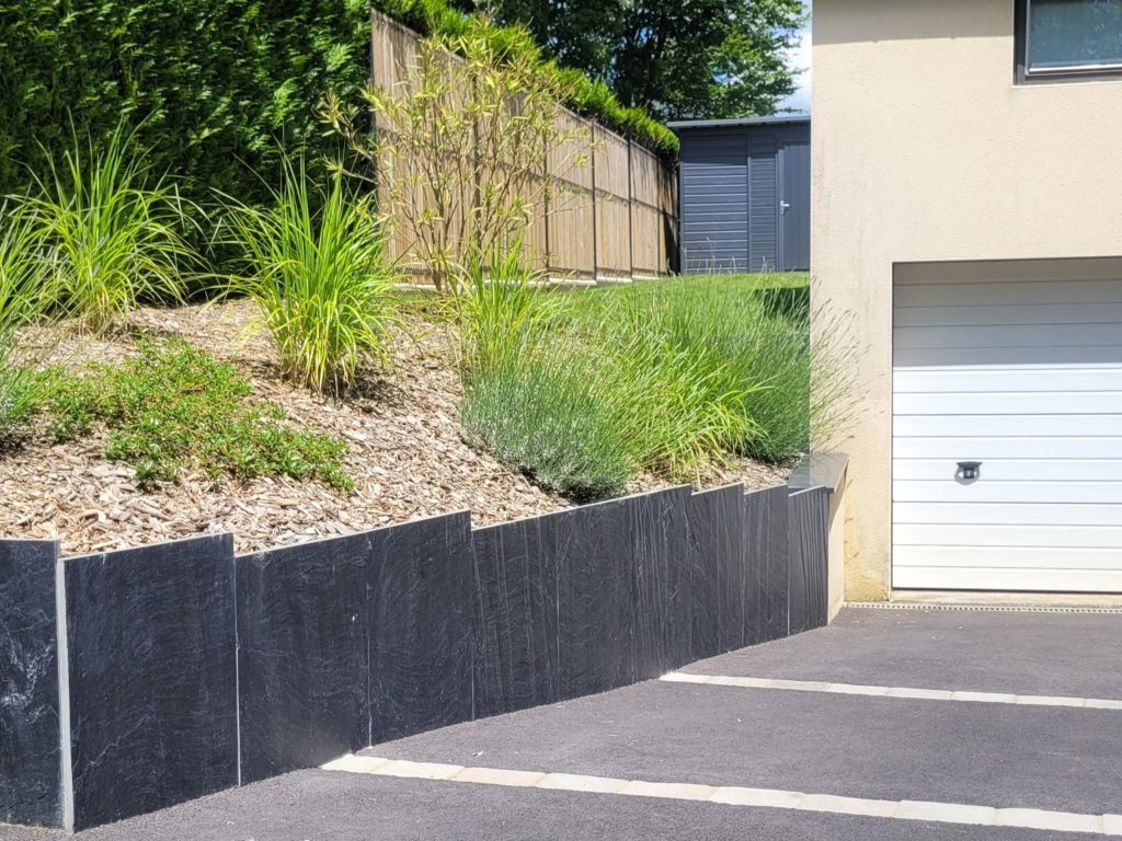 Soutènement en ardoise alliant solidité et esthétique.